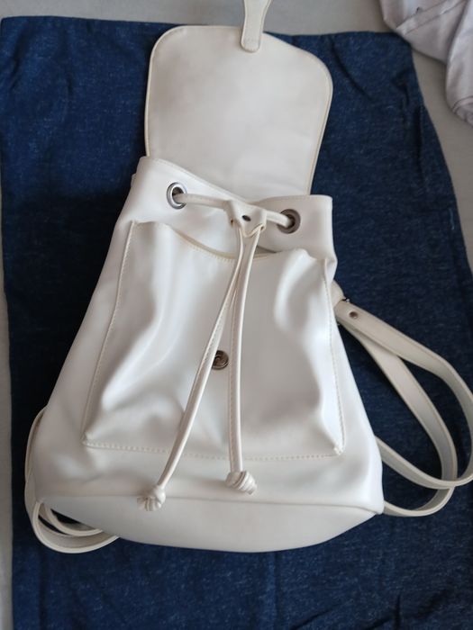 Бяла кожена раница