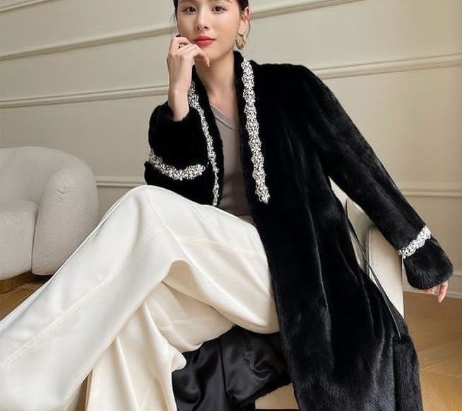 Шуба черный цвета стильный