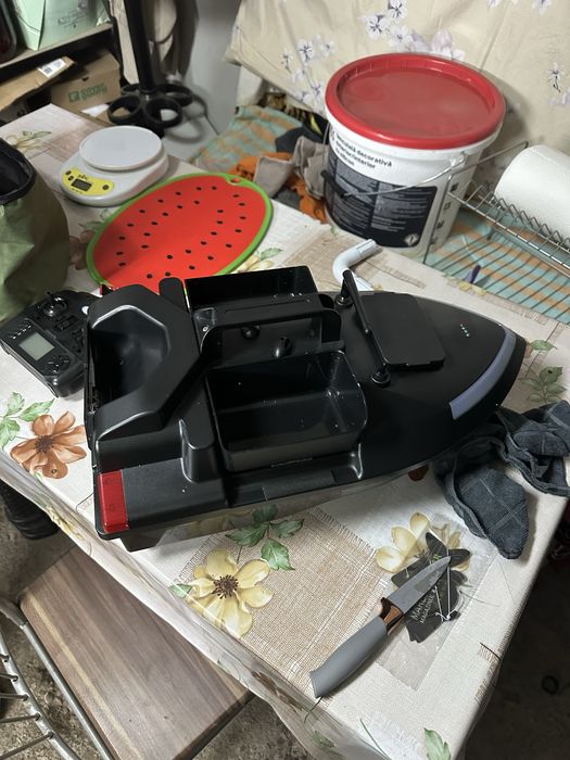 Barcă de nădire cu 3 Cuve V020 cu GPS + scaun cadou