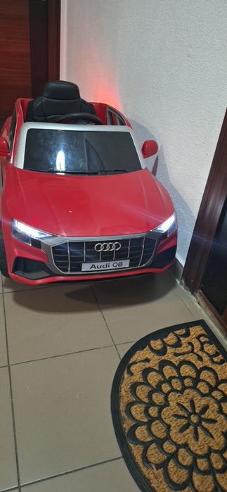 Masinuta electrica audi q8