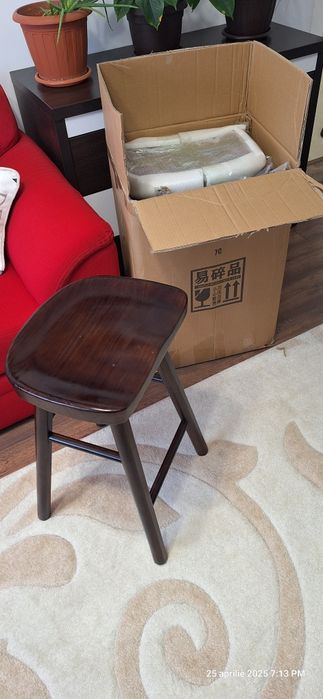 Vand 3 scaune inalte de bar,lemn masiv de pin