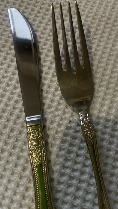 Продам  столовые ножи и вилки.