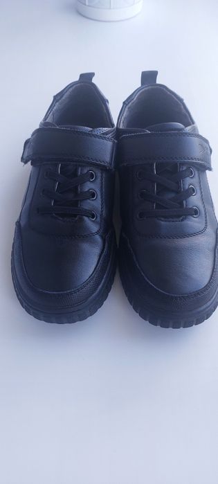 Продам школьную обувь