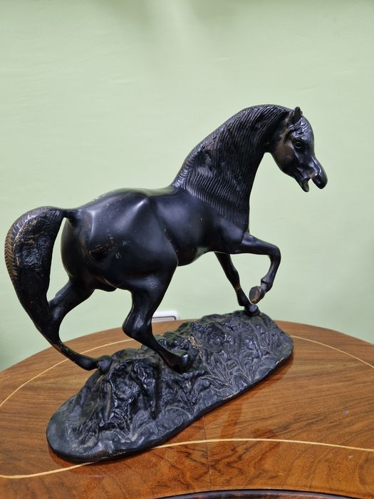 Прекрасна антикварна френска бронзова фигура статуетка