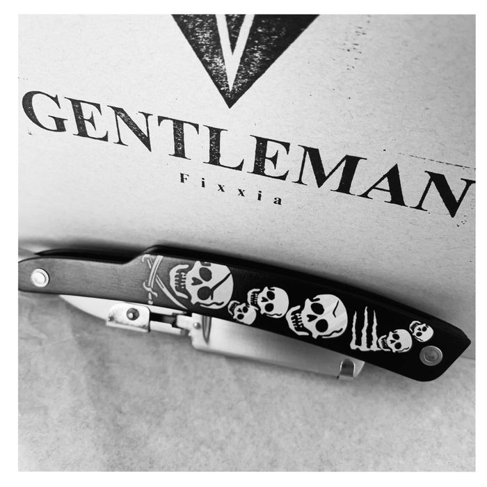 Brici pentru barbierit cu lama interschimbabila si maner de metal