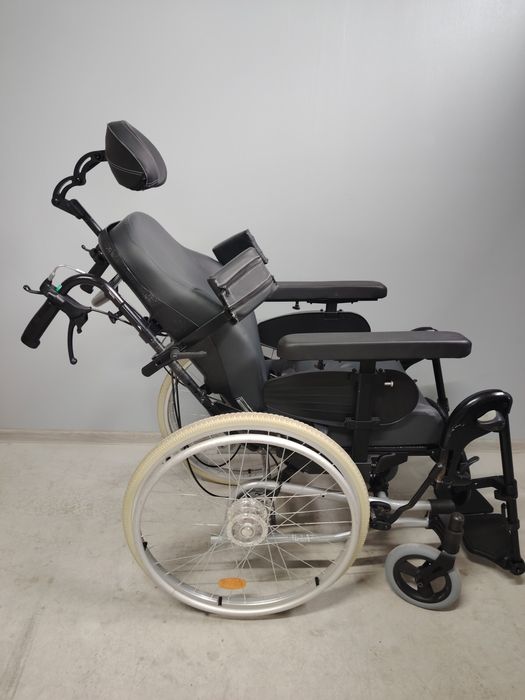 Carucior pliabil/fotoliu rulant pentru persoane cu dizabilitati.141