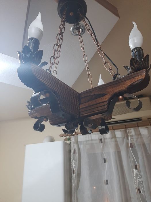 Lustra din lemn . Nou.