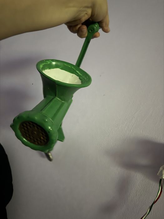 Pentru colectionari Ulcior vechi  masina de tocat manuala la 400 lei ambele  veche