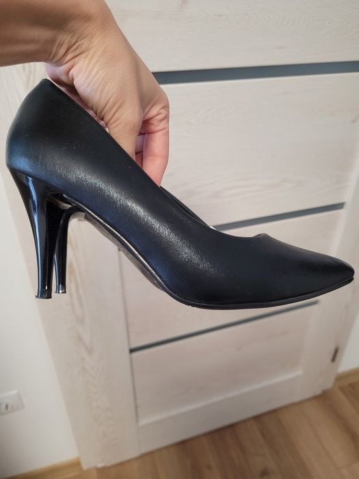 Pantofi negri (stileto) în stare foarte bună
