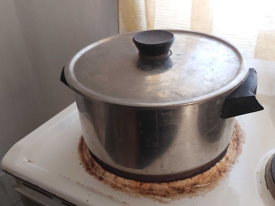 продавам тенджера около 3 литра със повредени дръжки