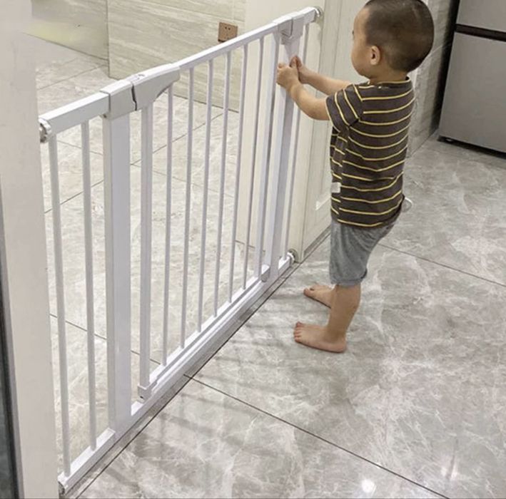 Ворота безопасности, защитный барьер для детей.