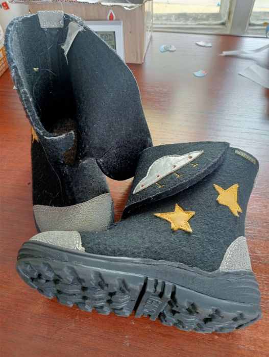 Продам валенки на мальчика 24 и 26 р