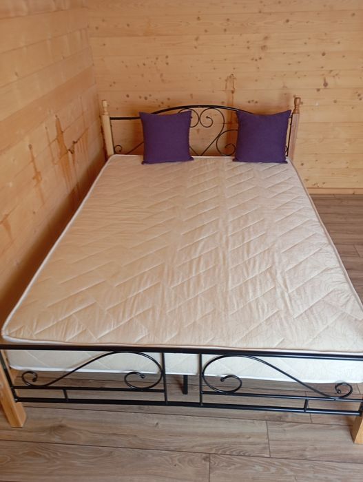 Vând pat matrimonial cu cadru metalic și lemn,dim 160/200 cu  saltea