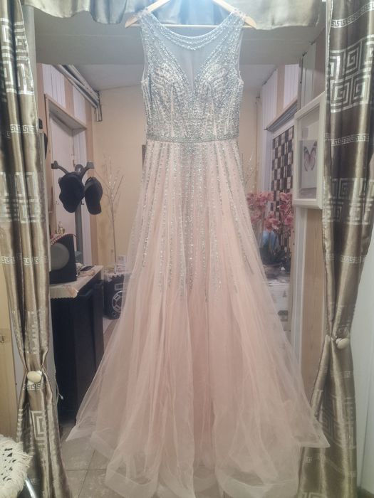 Vînd rochie de ocazi din tulle fin cu pietricele culore piersică