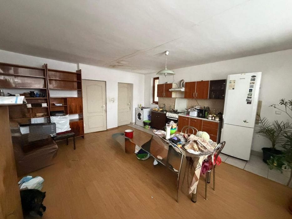 Apartament la casă de vânzare situat pe str.Decbal în Teiuș.