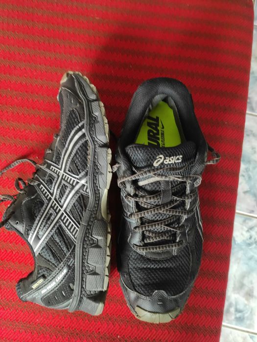 Adidași foarte rezistenți, practici, foarte ușori și comozi
