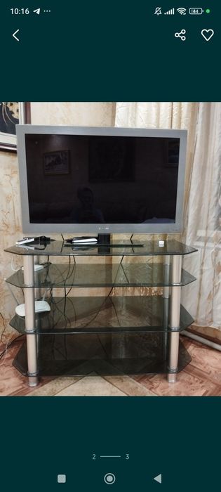 Ковер. Столик. Картины.