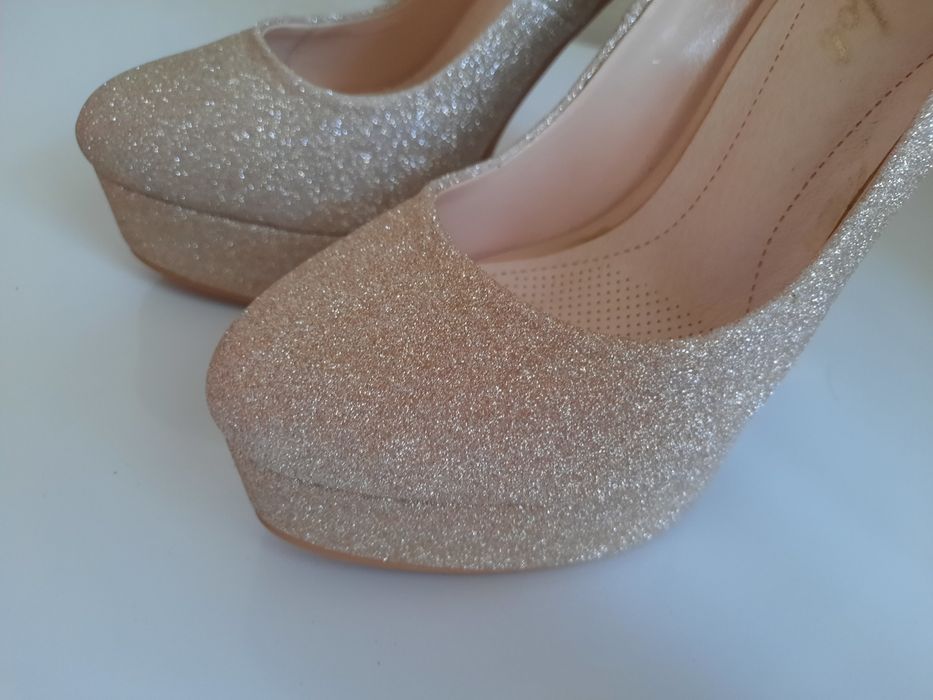 Продается туфли блестящие