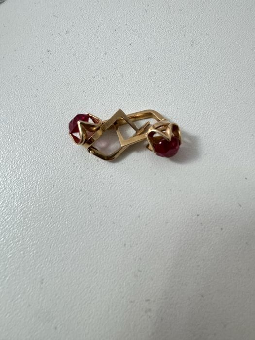 Продам золотую сережку