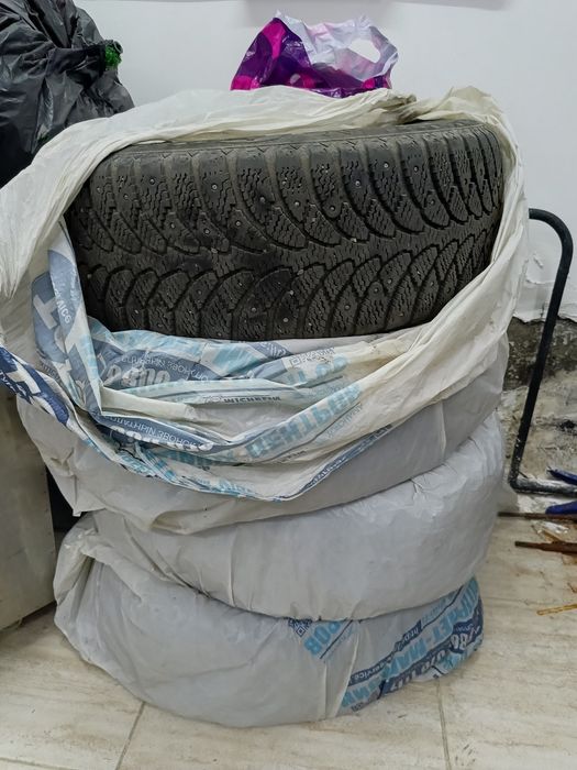Продам  шины 215/55 R16