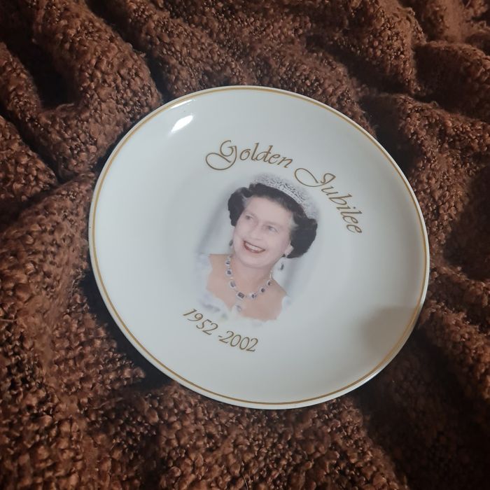 Farfurie comemorativa REGINA ELISABETA 50 ANI