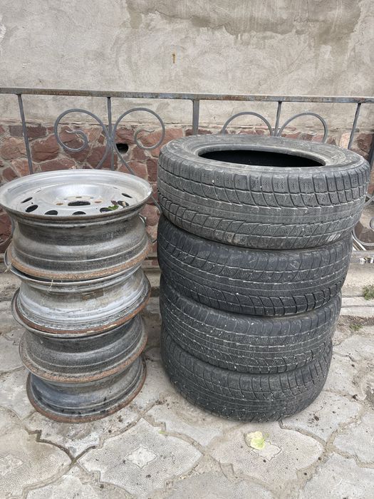 Продам диски и резину от Приоры зимнии
