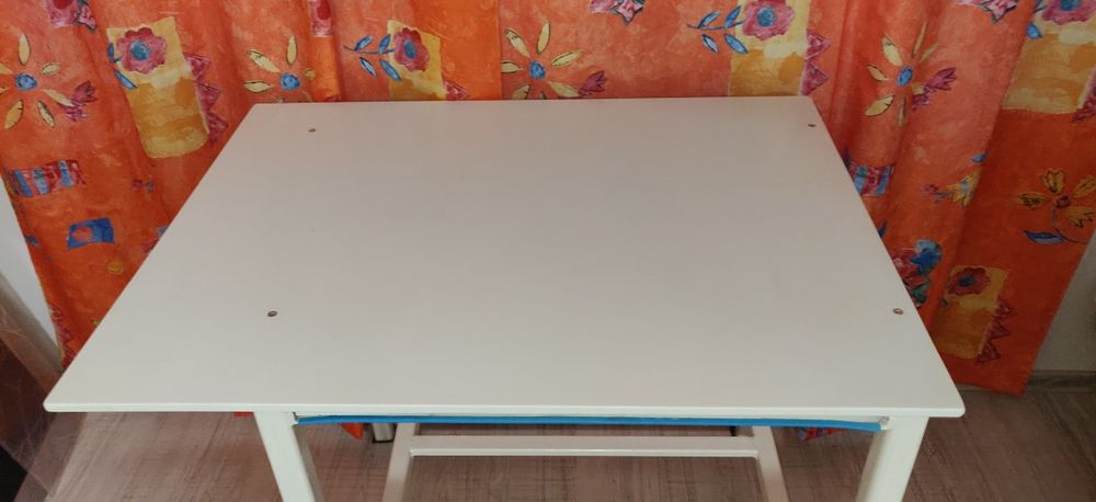 Masa robusta și stabilă,de metal, cu sertar încăpător