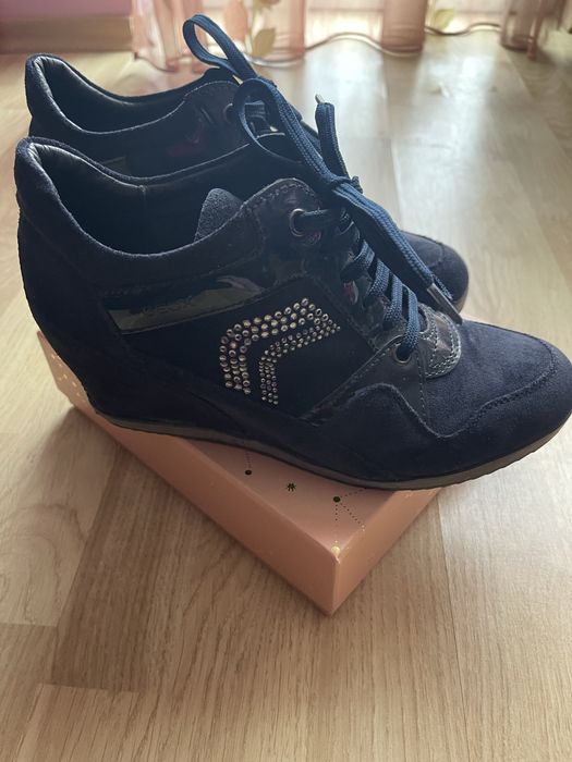 Обувки с вградена платформа Geox