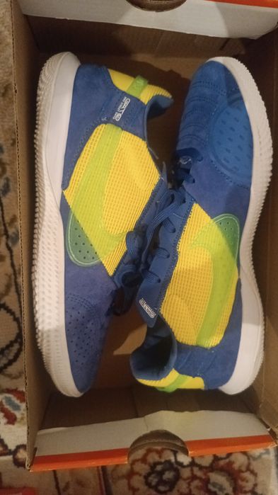 Футболный кроссовка