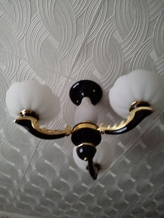 Продам  две люстры.