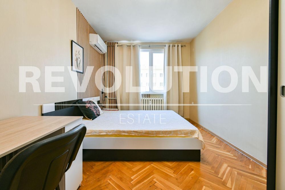 Продава се Тристаен апартамент в София, Център - 84 кв.м за 5239 €/кв.м - Снимка #4