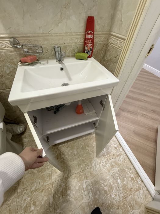 Раковина с тумбой и зеркалом