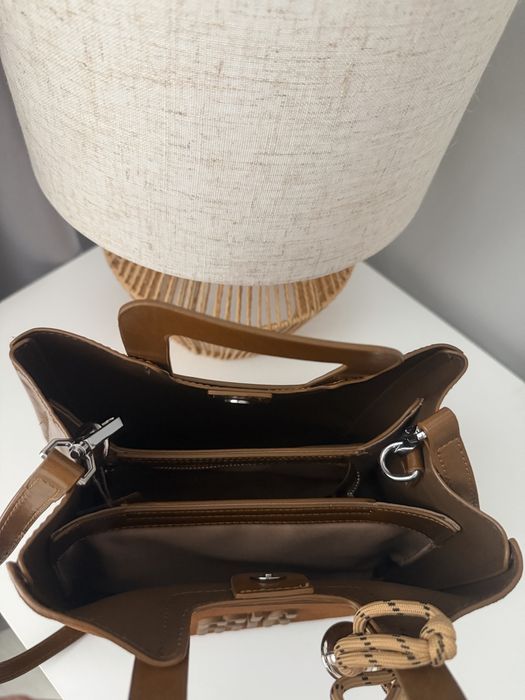 Чанта в кафяв цвят в комбинация от естествен велур