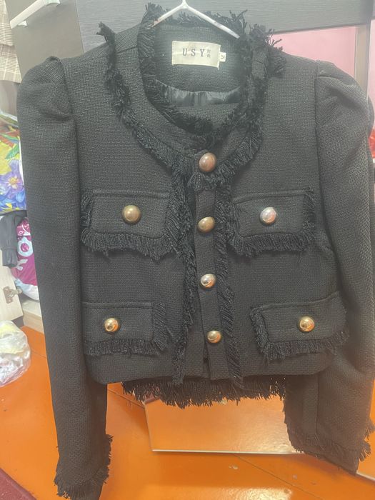 Киімдер аяқ киім сатылады.