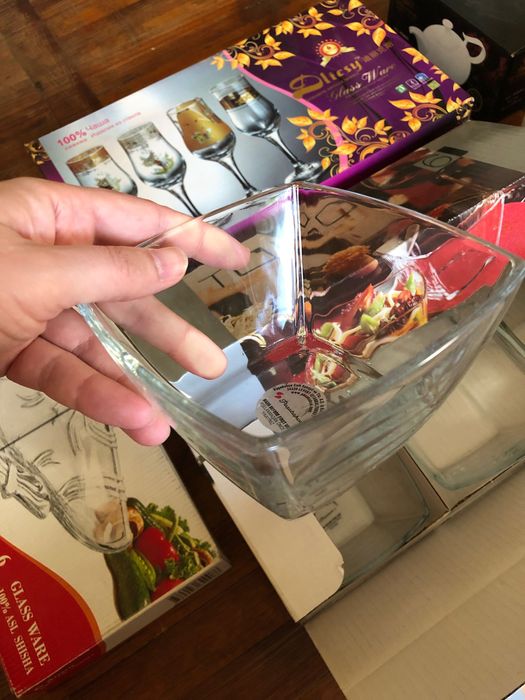 Много наборов посуды