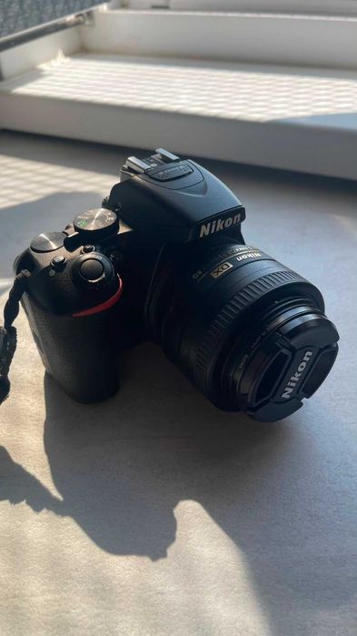 Nikon D5600 + Nikon 35mm f/1.8G + card 128GB, doar 9875 cadre
