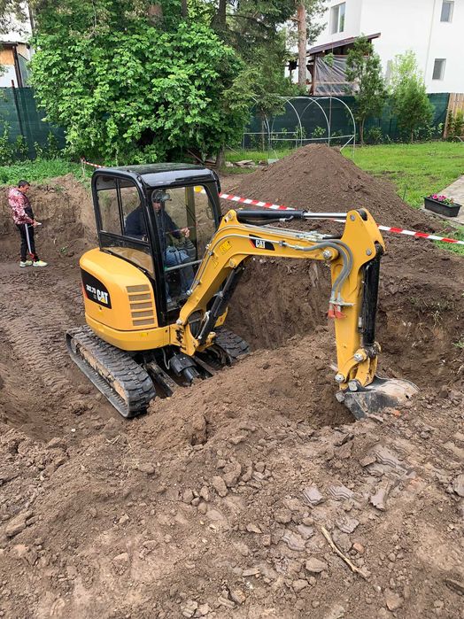 Къртене на бетон/камък с мини багер CAT  и  извозване