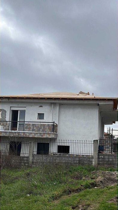 Продава се дясната част на двуетажна къща-близнак с площ 130 м2 в Аспровалта, Гърция
