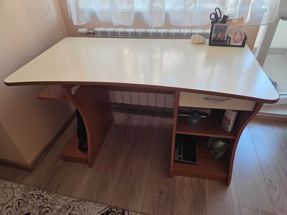 Продавам компютърно бюро
