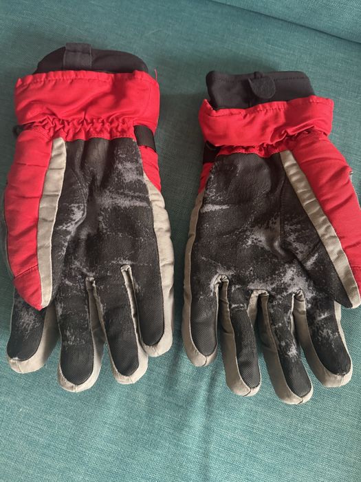 Скиорска каска, очила и ръкавици