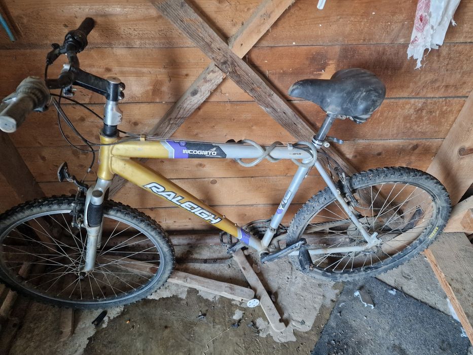 Vând bicicleta cu cadrul din aluminiu