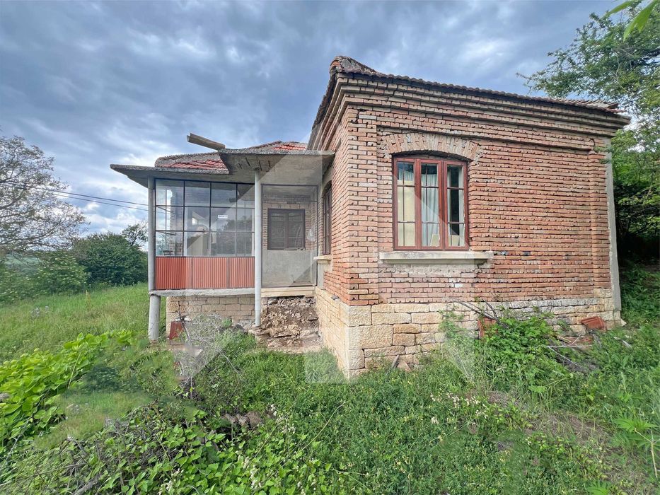 Продава тухлена селска къща в ЕКО село Беджене, община Нови пазар.