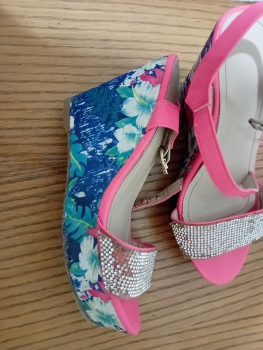 Дамски чехли и сандали