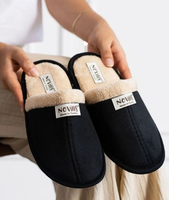 Set 3 articole ideale CADOU Papuci,ciorapi,căciula NOI cu eticheta