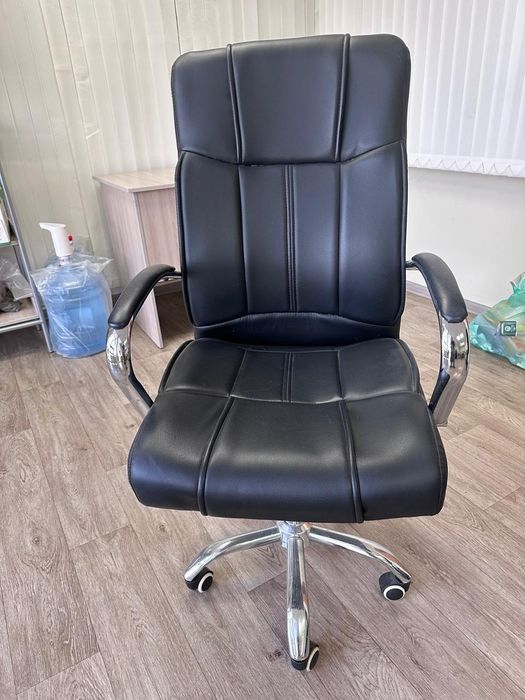 Продам офисные кожаные кресла 3 шт