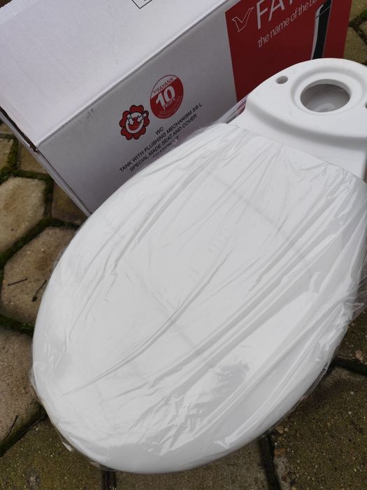 Нова тоалетна чиния с капак