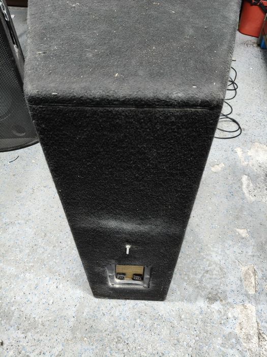 Incinte boxe cu difuzoare și filtre.