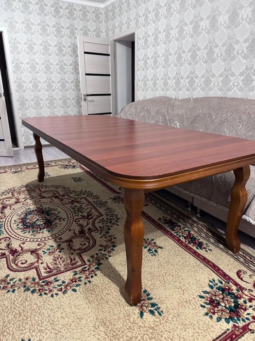 Продается овальный стол для зала из дерево.