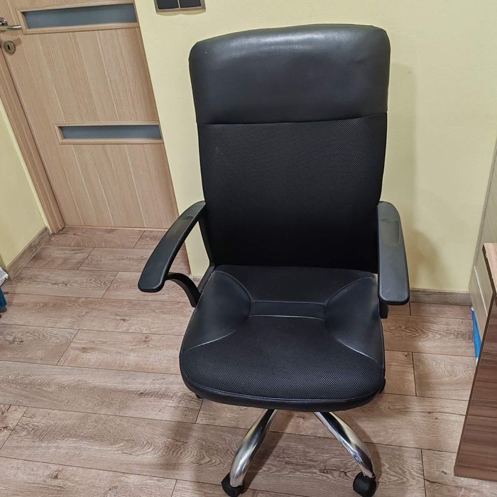 Офис стол черен цвят