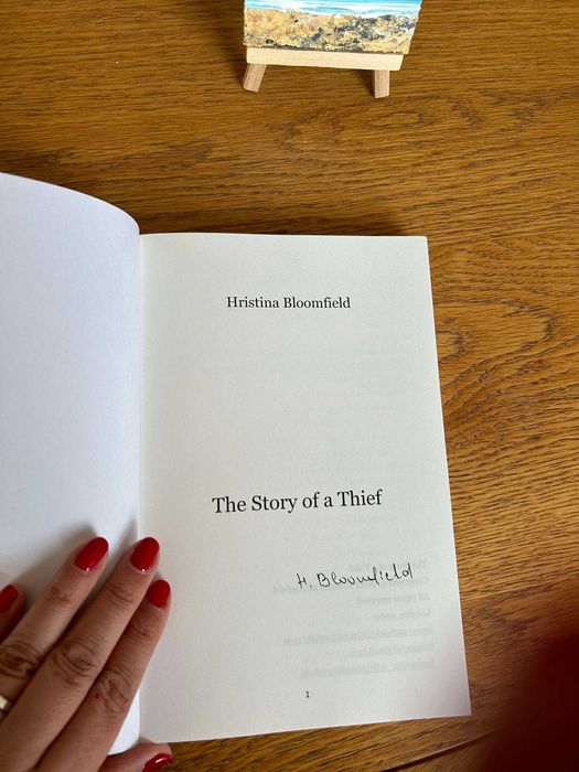 "Историята на един крадец" от Христина Блумфилд на английски -автограф